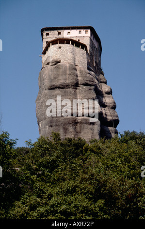 Blick auf das Kloster Roussanou auf seine seltsame Felsformation in der Meteora in der Nähe von Kalambaka Thessalien Zentralgriechenland Stockfoto