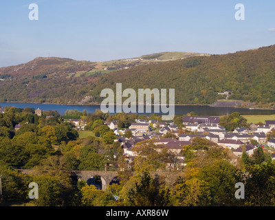 Llanberis Gwynedd North Wales UK Oktober High Blick über die Dächer der Stadt, Llyn Padarn in Snowdonia "National Park" im Herbst Stockfoto