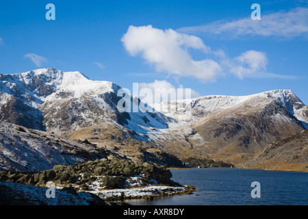 Schneebedeckte Berg Y Garn über See Llyn Ogwen in Snowdonia-Nationalpark im Winter. Ogwen Gwynedd North Wales UK Großbritannien Stockfoto