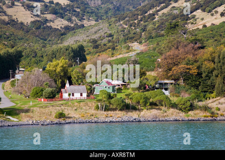 Kleine ländliche Gemeinde Siedlung von Onuku mit Kirche 1876 auf der Küste von Akaroa Harbour Südinsel Neuseeland Stockfoto