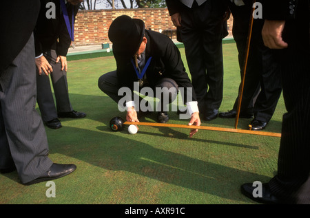 Ritterschaft des Old Green Bowling Clubs Southampton England 1990er Jahre Großbritannien misst die Distanz zwischen Bowls. HOMER SYKES Stockfoto