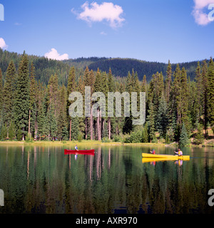 Manning Provincial Park, BC, Britisch-Kolumbien, Kanada - Kanu Kanufahren auf Blitz-See Stockfoto