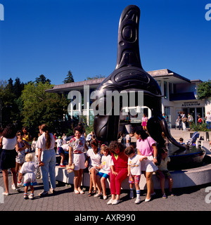 Touristen an der Haida Schwertwal Skulptur im Vancouver Aquarium im Stanley Park in Vancouver British Columbia Kanada Stockfoto