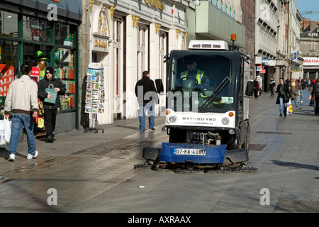 Mechanische Street Sweeper OConnell Street Dublin Stadt Bürgersteig Reinigung und Wäsche Stockfoto