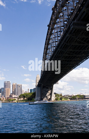 Eine Jetcat unterquert die Sydney Harbour Bridge in der Nähe von Dawes Point Stockfoto