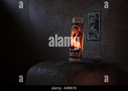 VOTIVE KERZE MIT EINEM BILD VON SAINT ANTHONY IN EINER ALTEN KAPELLE IN NEW MEXICO USA Stockfoto