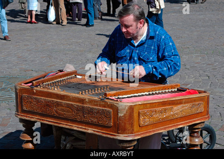 Mann spielt das Zimbal an der Roemer in Frankfurt am Main Deutschland Stockfoto