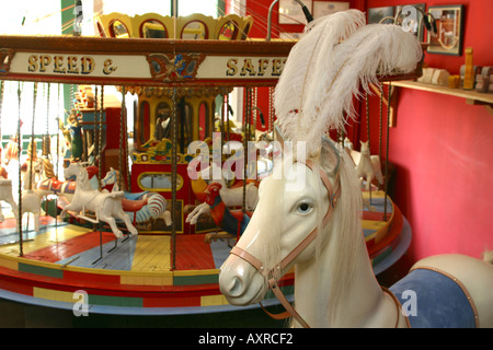 handgemachte Schaukelpferd und merry Go round im shop Stockfoto