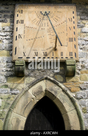 Sonnenuhr oberhalb des Priesters Tür in St Lawrence Kirche Hof, Eyam, Peak District National Park, Derbyshire, England Stockfoto