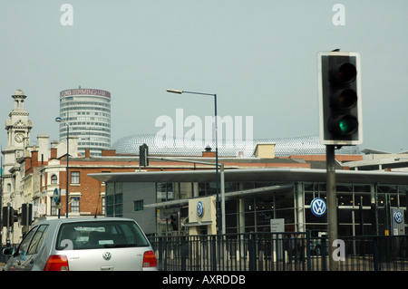 Stadtzentrum von Birmingham, die Stierkampfarena Selfridges speichern betrachtet von beweglichen Auto nahenden Stadtzentrum. Vergleichen Sie mit älteren Gebäuden Stockfoto