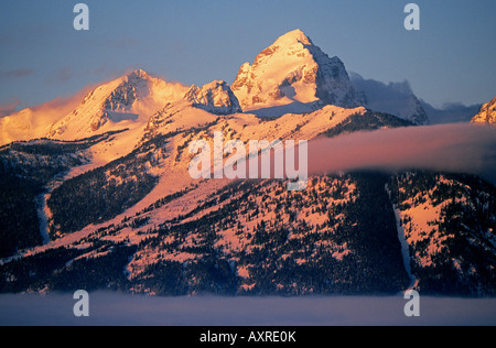 Ein Blick auf die hohen schneebedeckten Gipfeln auf den Grand Teton im Grand Teton National Park in der Nähe von Jackson Hole Stockfoto