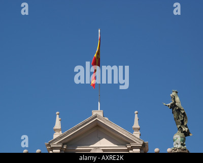 Spanische Flagge auf dem Dach eines Gebäudes in Barcelona Stockfoto