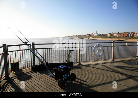 Angeln von der Seebrücke entfernt. Southwold Stockfoto