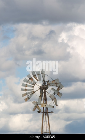 Kaputter Wasserpumpenrotor gegen bewölkten Himmel, Finnland Stockfoto