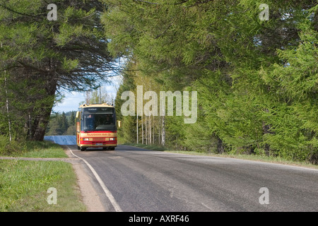 Bunte Bus fahren auf Landschaft im Country Road, Finnland Stockfoto