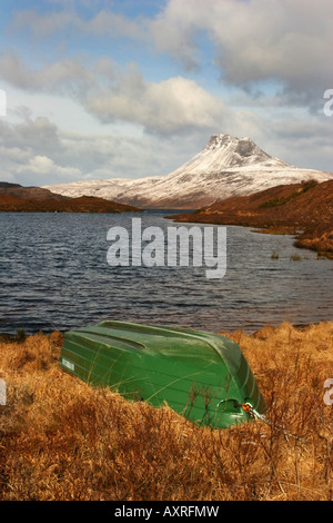 Loch Lurgain mit Stac Pollaidh bedeckt in Frühling Schnee Stockfoto