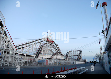 Zyklon Rollercoaster Coney Island Brooklyn Wahrzeichen New Yorks Freizeitpark Achterbahn Messegelände Fahrt Astroland Stockfoto