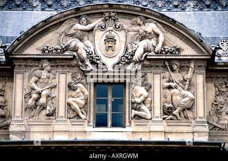 Louvre Fassade Skulptur Statue Kunst Kultur Kunstgeschichte Paris Stockfoto