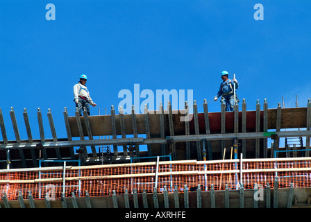 Arbeiter auf Hochhaus im Bau Stockfoto