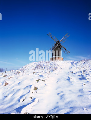 Ein Winter Morgen nachdem der Schnee am Brill Windmühle ein schönes Beispiel für eine Postmill und eine der ältesten ist im Land Stockfoto