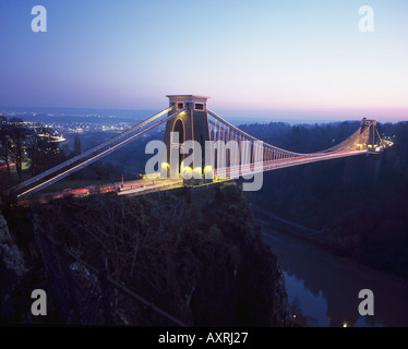 Abend Zeit, wenn die Lichter auf die spektakuläre Clifton Suspension Bridge über die Avon-Schlucht in Bristol kommen. Stockfoto