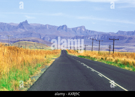 Asphaltierten Straße in Richtung Cathedral Peak Drakensberge Südafrika Stockfoto
