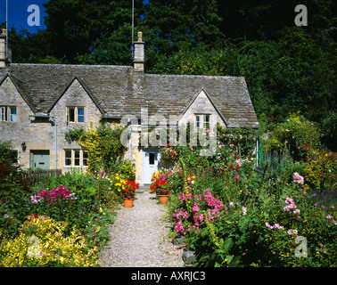 Eines der schönsten Bauerngärten in den Cotswolds Dorf Bibury mit Blick auf den Fluss Coln, Arlington Row Stockfoto