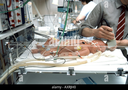 Neugeborenes Baby in Neugeborenen-Station mit einer ultra sound Prüfung Arzt Stockfoto