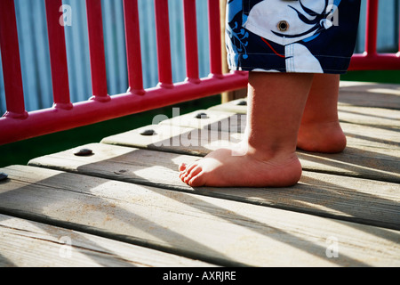 Childs Füße auf Spielplatz Stockfoto