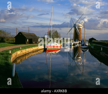 Die Windpumpe bei Horsey auf den Norfolk Broads spiegelt sich im Wasser, mit herrlichem Blick über das offene flache Land Stockfoto