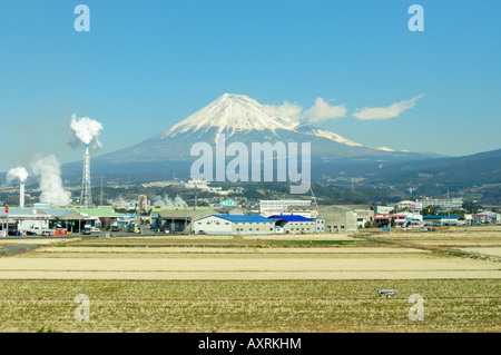 Mt. Fuji gesehen von der japanischen Shinkansen-Hochgeschwindigkeitszug, Shizuoka Präfektur JP Stockfoto