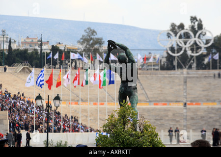 Diskus-Werfer-Statue außerhalb Panathenaikon Stadion Übergabe des Olympischen Feuers Zeremonie aus dem chinesischen Athen Griechenland Stockfoto