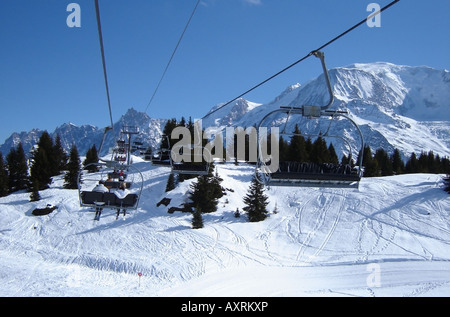 Sessellift in Les Houches Skiresort mit Blick auf den Mont Blanc Stockfoto