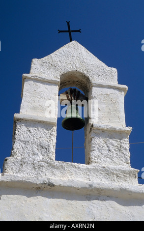 Eine typische traditionelle kykladische Szene eines kleinen Glockenturm bemalten Weißen in alten Syros, Kykladen, Griechenland Stockfoto