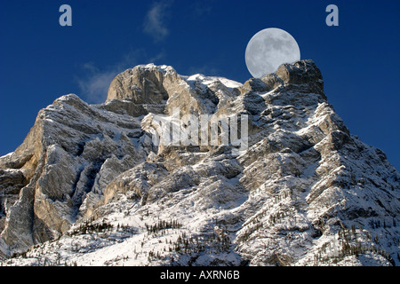 Mond;  Mondaufgang in den kanadischen Rocky Mountains in Kanada Stockfoto