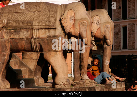 Kinder spielen auf den Elefanten vor die Nyatapola-Pagode auf dem Taumadhi-Platz in Bhaktapur Stockfoto