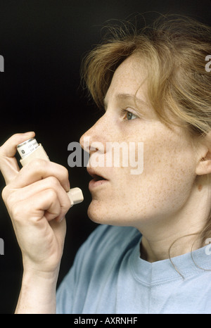 junge Asthmatiker Frau mittels eines Inhalators Stockfoto