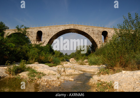 Pont Julien - eine 2000 Jahre alte römische Brücke in der Nähe von der Stadt von Bonnieux in der Provence-Region von Frankreich Stockfoto