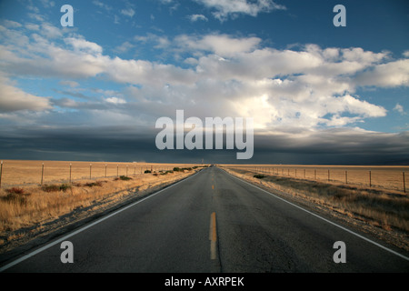 Ein Feldweg führt direkt in eine Zelle Sturm Stockfoto