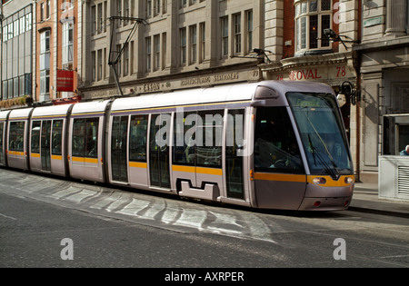 LUAS Tram mit eleganten Silber Karosserie wird von Connex Verkehr Irland betrieben. Stockfoto