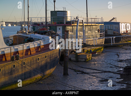 Sonnendurchflutetes Lastkähne umgewandelt, Hausboote bei Ebbe am Burnham-auf-Crouch Stockfoto