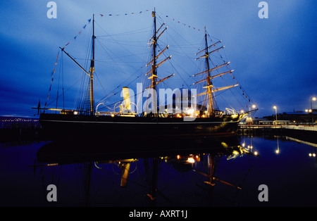 RRS Discovery bei Nacht, Discovery Quay, Dundee, Schottland Stockfoto