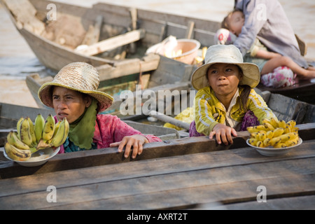 Obst-Händler verkaufen Bananen in einem schwimmenden Markt in der Nähe von Siem Reap, Kambodscha Stockfoto