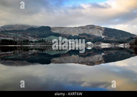 Ein perfektes Spiegelbild der Landschaft in den Gewässern von einem schottischen Loch Stockfoto