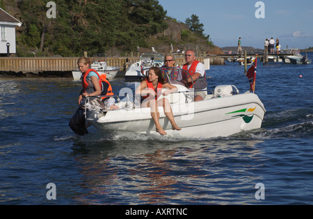 Urlauber auf einem kleinen Boot Oslofjord Norwegen Stockfoto