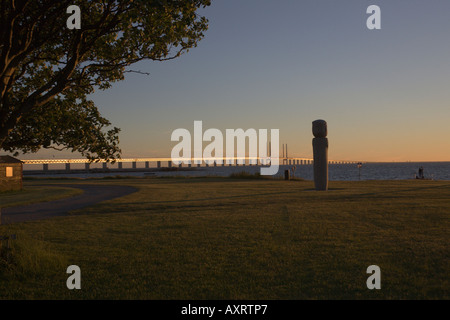 Oresund Brücke zwischen Schweden und Dänemark und dänische WWII Flüchtlinge-Denkmal Stockfoto