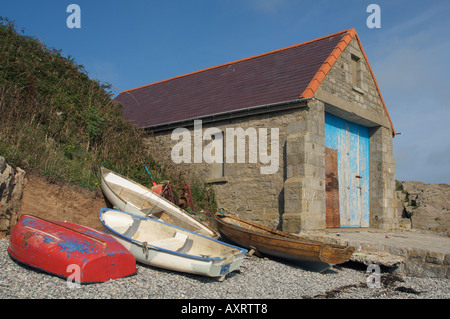 Boote und Bootshaus Moelfre Anglesey Stockfoto