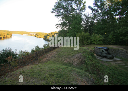 Eine große Konföderierten Kanone, Blick nach Osten auf dem James River von Fort Darling, Drewrys Bluff, Richmond, VA. Stockfoto