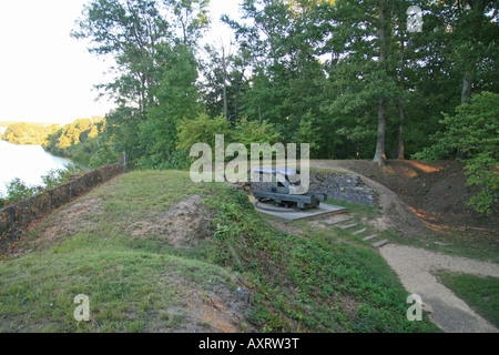 Eine große Konföderierten Kanone, Blick nach Osten auf dem James River von Fort Darling, Drewrys Bluff, Richmond, VA. Stockfoto