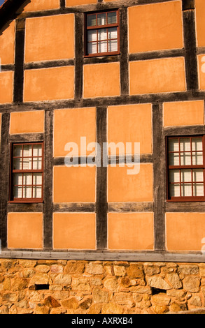 Historisches Haus aus den 1700er Jahren in Old Salem, North Carolina, mit traditioneller Kolonialarchitektur. USA Stockfoto